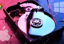 Un SSD NVMe sur fond sombre avec une flèche lumineuse de transfert de données depuis un HDD vers ce SSD, et le logo Windows en surimpression.