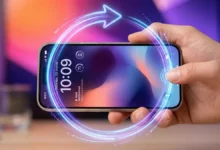 Un iPhone tenu en main affichant un écran verrouillé, avec une flèche circulaire stylisée autour de l'écran symbolisant le changement de fond au toucher, sur un fond coloré dégradé moderne.