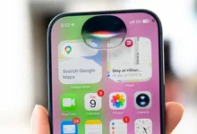 Un iPhone affichant la nouvelle animation lumineuse de Siri AI dans la Dynamic Island.