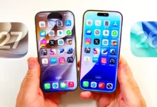 Deux iPhones affichant chacun le home screen d'iOS 26 vs iOS 27.